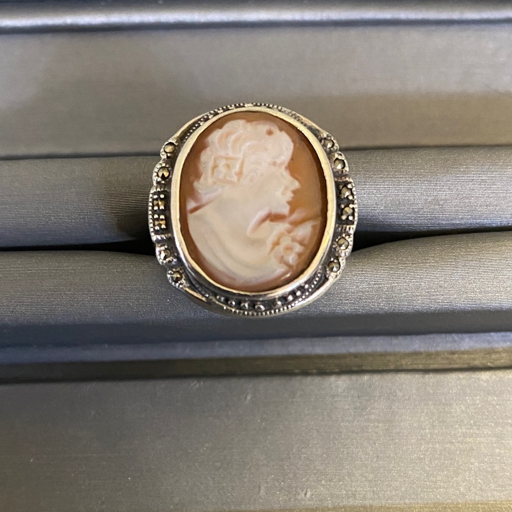 Elegant Silver Cameo Ring
